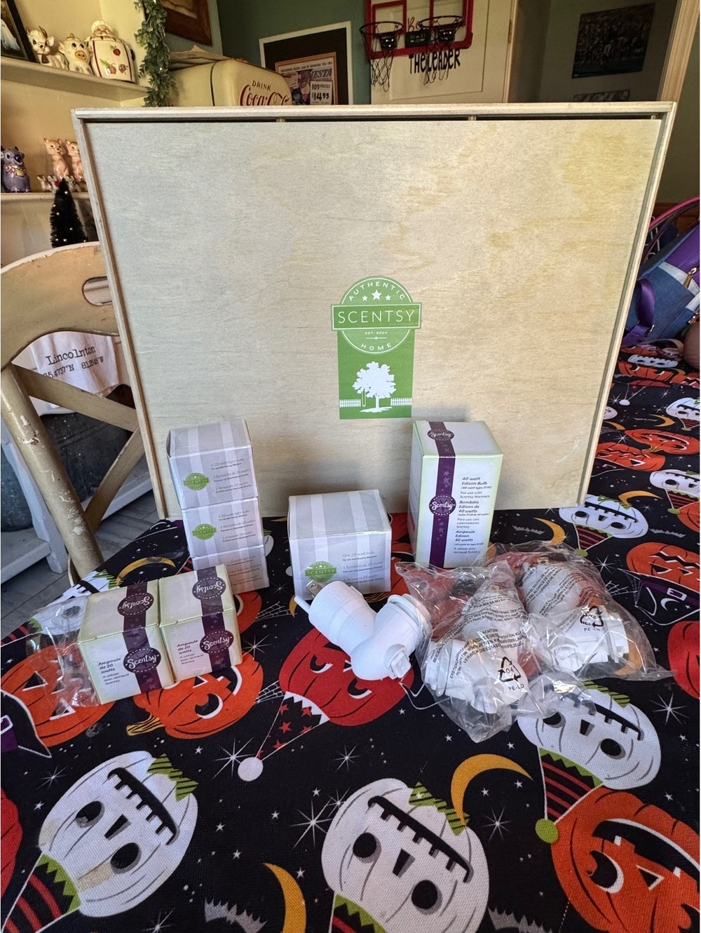 SCENTSY CONSULTANT WOODEN BOX BULBS AND PLUGS